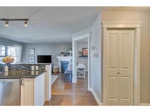 404-3704 15A Street Sw, Calgary, AB - Indoor Photo Showing Kitchen