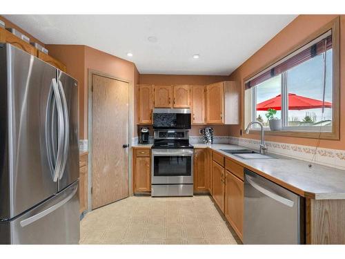 116 Country Hills Way Nw, Calgary, AB - Indoor Photo Showing Kitchen