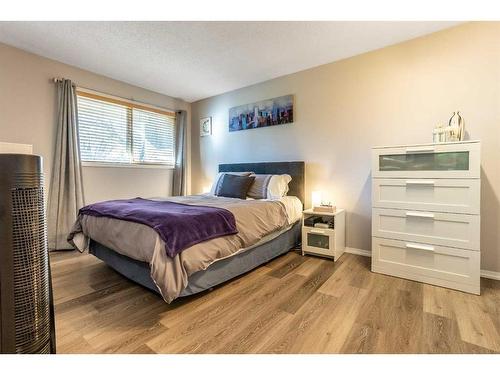 34-3015 51 Street Sw, Calgary, AB - Indoor Photo Showing Bedroom