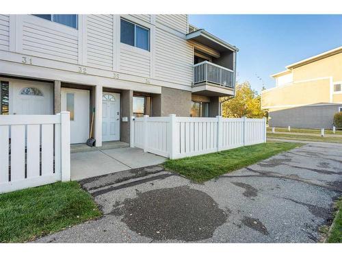 34-3015 51 Street Sw, Calgary, AB - Outdoor