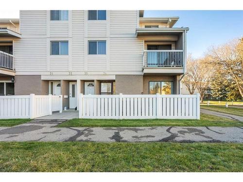 34-3015 51 Street Sw, Calgary, AB - Outdoor