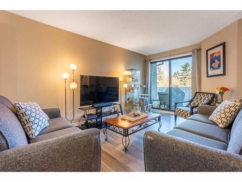 34-3015 51 Street Sw, Calgary, AB - Indoor Photo Showing Living Room