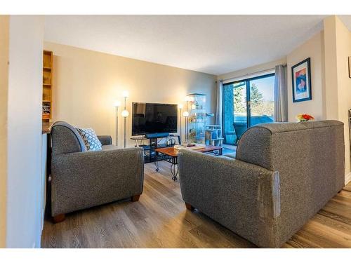 34-3015 51 Street Sw, Calgary, AB - Indoor Photo Showing Living Room