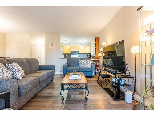 34-3015 51 Street Sw, Calgary, AB - Indoor Photo Showing Living Room