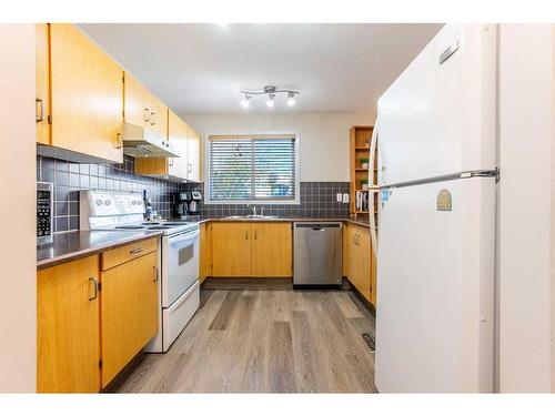 34-3015 51 Street Sw, Calgary, AB - Indoor Photo Showing Kitchen