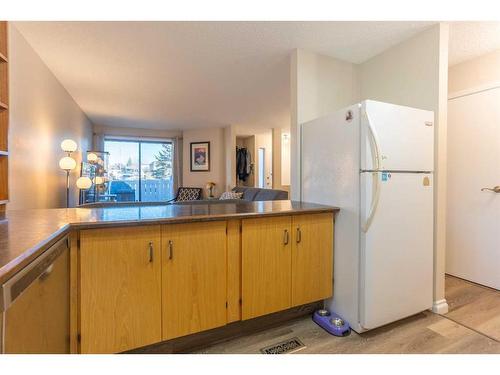 34-3015 51 Street Sw, Calgary, AB - Indoor Photo Showing Kitchen