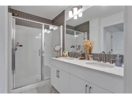 220 Herron Mews Ne, Calgary, AB - Indoor Photo Showing Bathroom