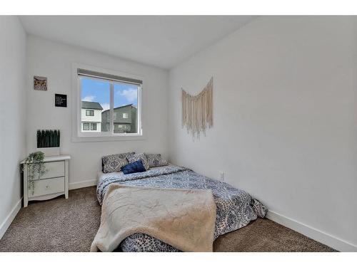 220 Herron Mews Ne, Calgary, AB - Indoor Photo Showing Bedroom