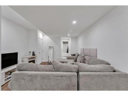 220 Herron Mews Ne, Calgary, AB - Indoor Photo Showing Living Room