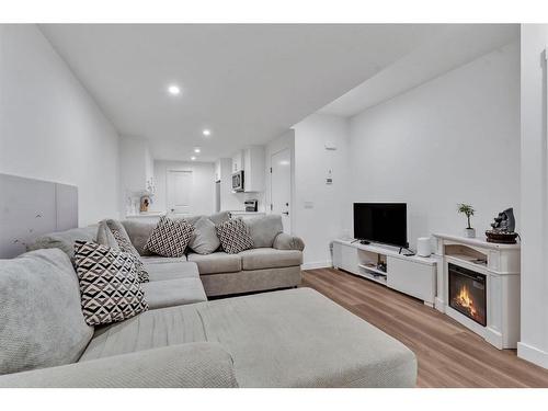 220 Herron Mews Ne, Calgary, AB - Indoor Photo Showing Living Room