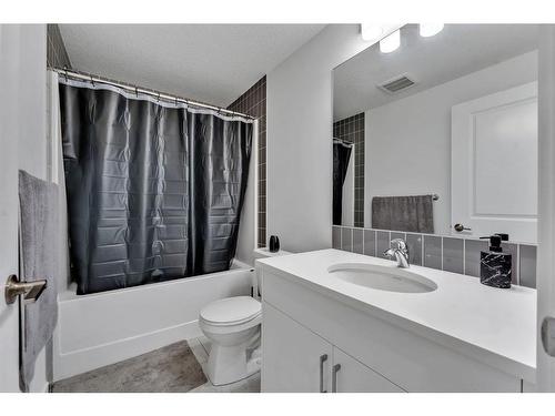 220 Herron Mews Ne, Calgary, AB - Indoor Photo Showing Bathroom