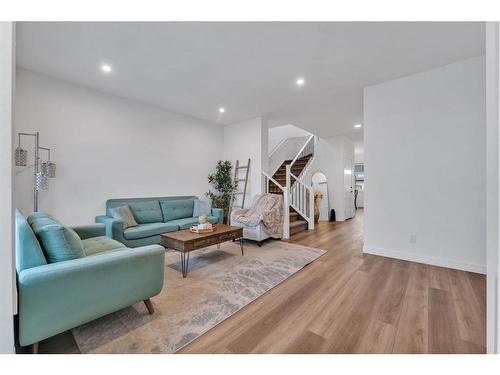 220 Herron Mews Ne, Calgary, AB - Indoor Photo Showing Living Room