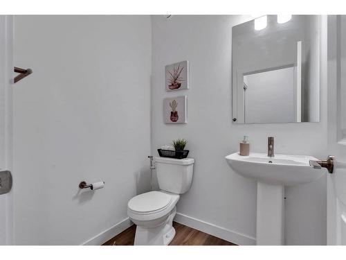 220 Herron Mews Ne, Calgary, AB - Indoor Photo Showing Bathroom