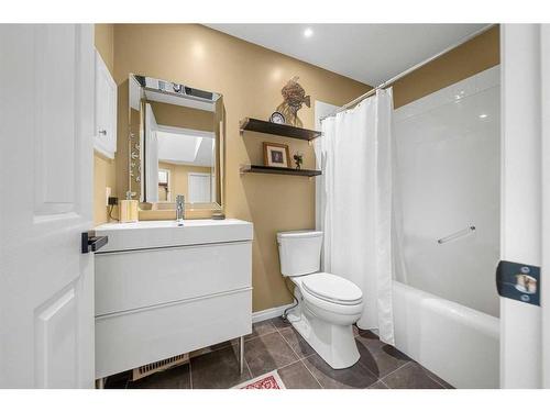 306 Douglas Park Boulevard Se, Calgary, AB - Indoor Photo Showing Bathroom