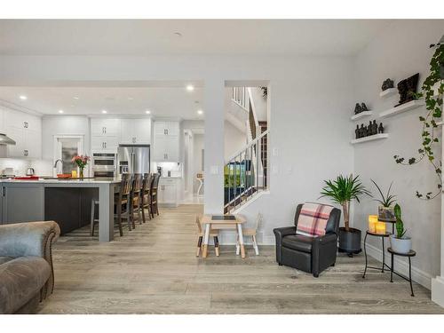 199 Lucas Terrace Nw, Calgary, AB - Indoor Photo Showing Living Room