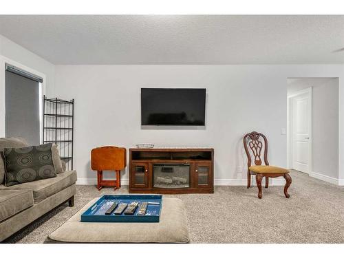 199 Lucas Terrace Nw, Calgary, AB - Indoor Photo Showing Living Room