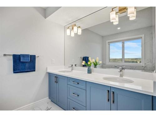 199 Lucas Terrace Nw, Calgary, AB - Indoor Photo Showing Bathroom