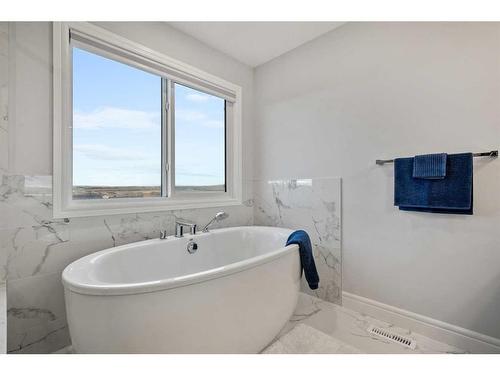 199 Lucas Terrace Nw, Calgary, AB - Indoor Photo Showing Bathroom