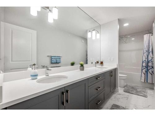 199 Lucas Terrace Nw, Calgary, AB - Indoor Photo Showing Bathroom