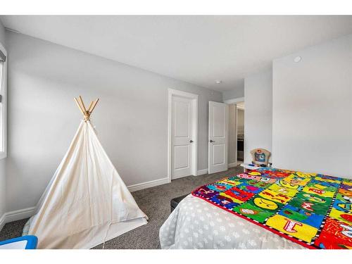 199 Lucas Terrace Nw, Calgary, AB - Indoor Photo Showing Bedroom