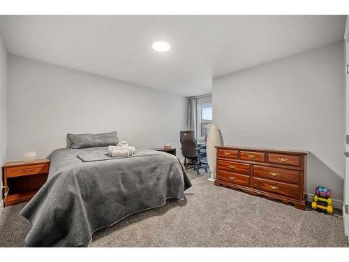 199 Lucas Terrace Nw, Calgary, AB - Indoor Photo Showing Bedroom