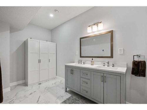 199 Lucas Terrace Nw, Calgary, AB - Indoor Photo Showing Bathroom