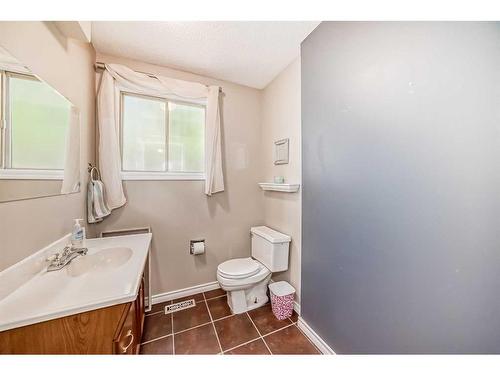 6428 Silver Springs Way Nw, Calgary, AB - Indoor Photo Showing Bathroom