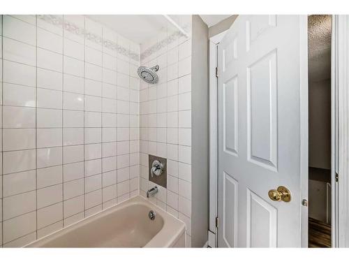 6428 Silver Springs Way Nw, Calgary, AB - Indoor Photo Showing Bathroom