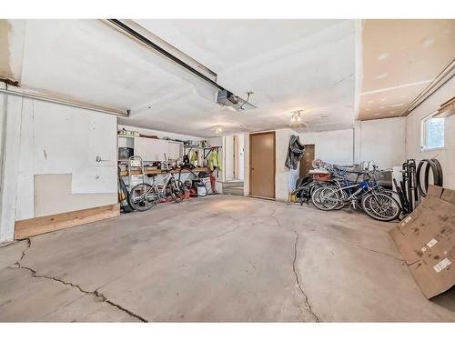 6428 Silver Springs Way Nw, Calgary, AB - Indoor Photo Showing Garage