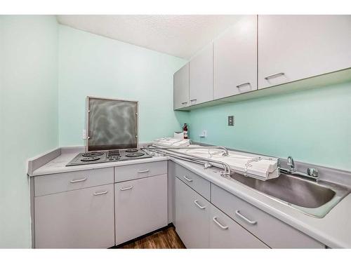 6428 Silver Springs Way Nw, Calgary, AB - Indoor Photo Showing Kitchen