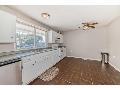 6428 Silver Springs Way Nw, Calgary, AB - Indoor Photo Showing Kitchen With Double Sink