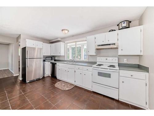 6428 Silver Springs Way Nw, Calgary, AB - Indoor Photo Showing Kitchen