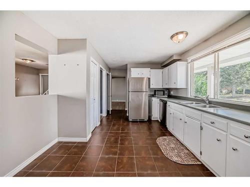 6428 Silver Springs Way Nw, Calgary, AB - Indoor Photo Showing Kitchen With Double Sink