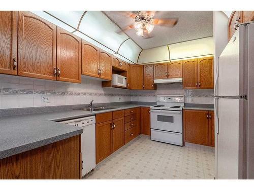 211-7239 Sierra Morena Boulevard Sw, Calgary, AB - Indoor Photo Showing Kitchen With Double Sink