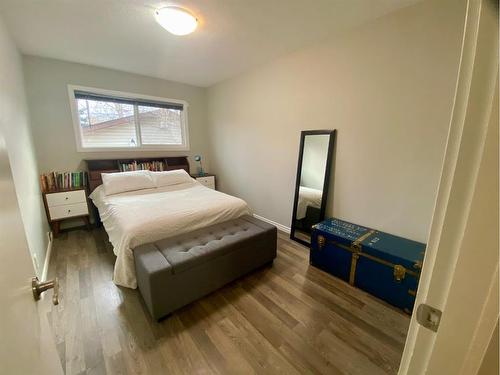 3734 42 Street Sw, Calgary, AB - Indoor Photo Showing Bedroom