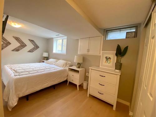 3734 42 Street Sw, Calgary, AB - Indoor Photo Showing Bedroom