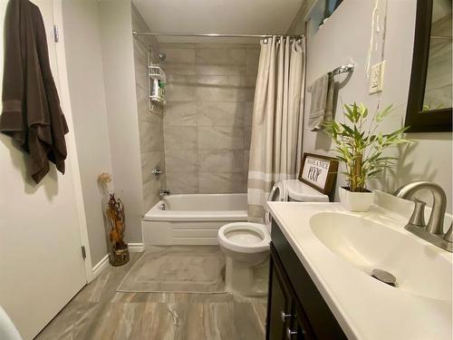 3734 42 Street Sw, Calgary, AB - Indoor Photo Showing Bathroom