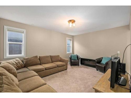 18 Masters Mews Se, Calgary, AB - Indoor Photo Showing Living Room