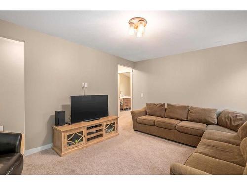 18 Masters Mews Se, Calgary, AB - Indoor Photo Showing Living Room