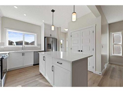 826 Bayview Terrace Sw, Airdrie, AB - Indoor Photo Showing Kitchen With Upgraded Kitchen