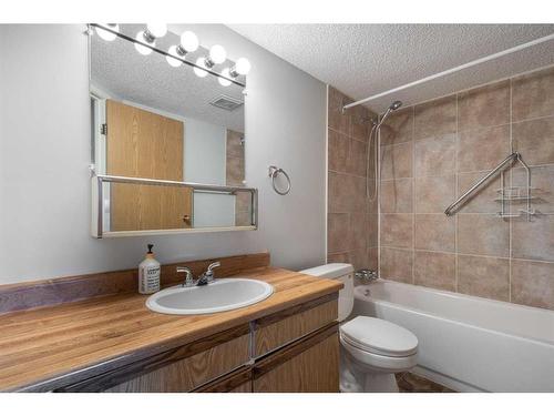 413-5204 Dalton Drive Nw, Calgary, AB - Indoor Photo Showing Bathroom