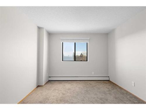 413-5204 Dalton Drive Nw, Calgary, AB - Indoor Photo Showing Other Room