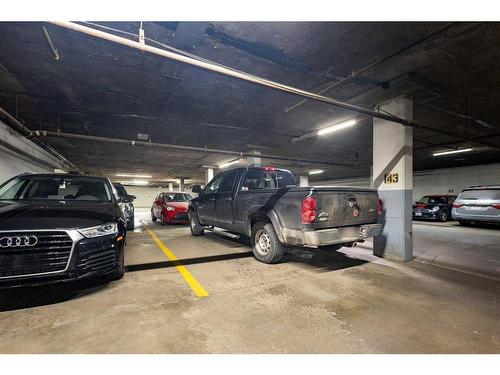 413-5204 Dalton Drive Nw, Calgary, AB - Indoor Photo Showing Garage