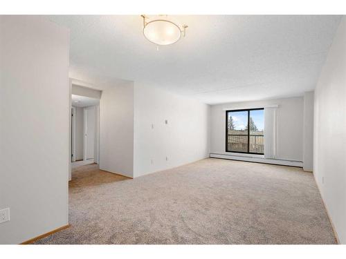 413-5204 Dalton Drive Nw, Calgary, AB - Indoor Photo Showing Other Room