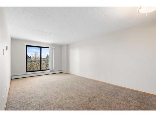 413-5204 Dalton Drive Nw, Calgary, AB - Indoor Photo Showing Other Room