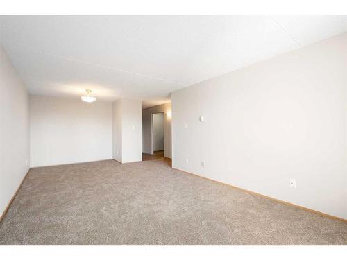 413-5204 Dalton Drive Nw, Calgary, AB - Indoor Photo Showing Other Room