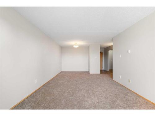 413-5204 Dalton Drive Nw, Calgary, AB - Indoor Photo Showing Other Room