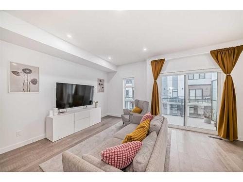 402-8235 8 Ave, Calgary, AB - Indoor Photo Showing Living Room