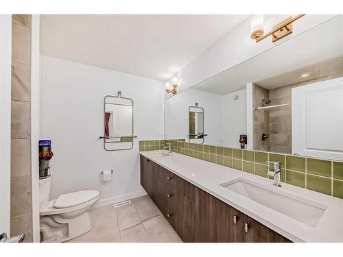 402-8235 8 Ave, Calgary, AB - Indoor Photo Showing Bathroom