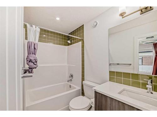 402-8235 8 Ave, Calgary, AB - Indoor Photo Showing Bathroom